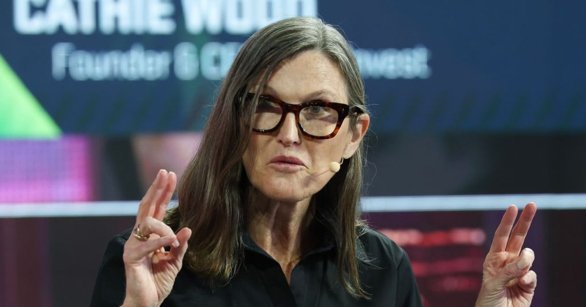 Clarity Act Vote: Bitcoin Falls as Cathie Wood Sells COIN