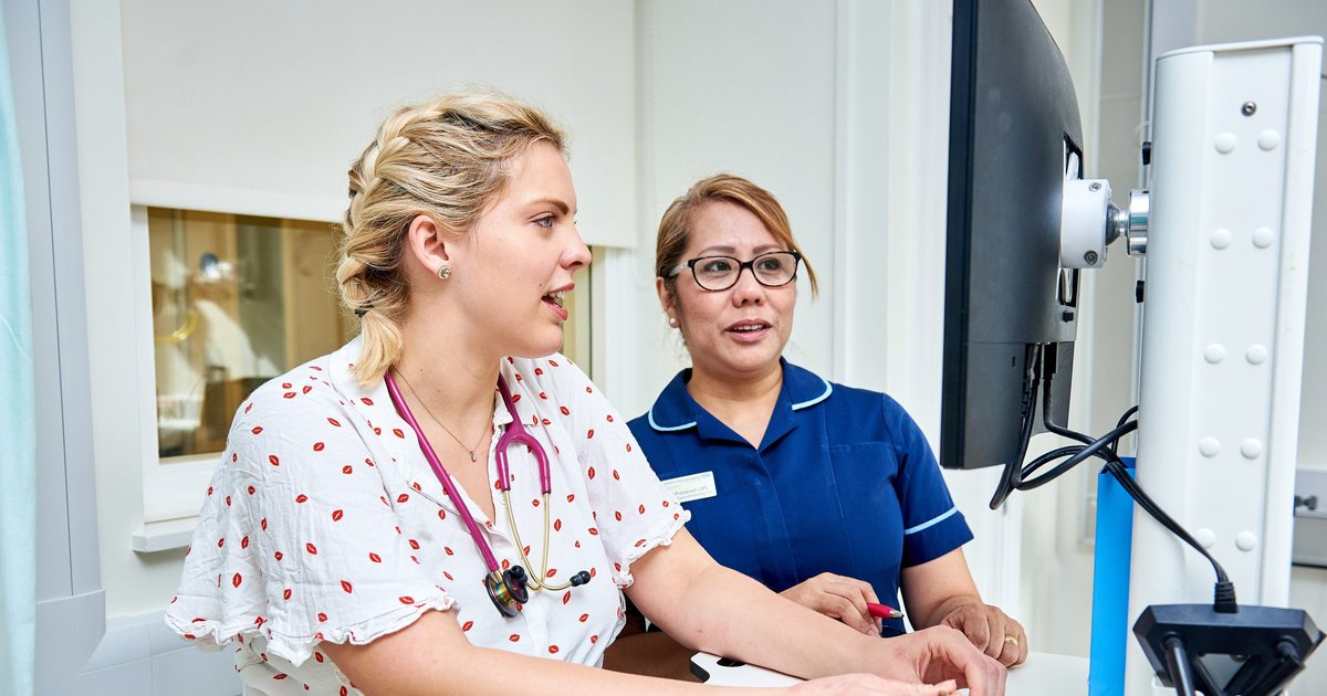 Survey: 9 in 10 NHS Staff Use AI Amid Rising Admin Burden