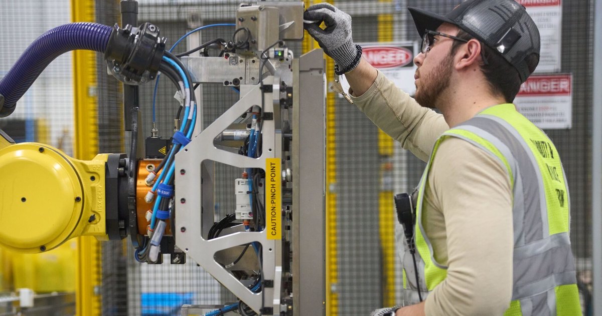 Amazon Embraces AI and Robotics to Enhance Worker Experience