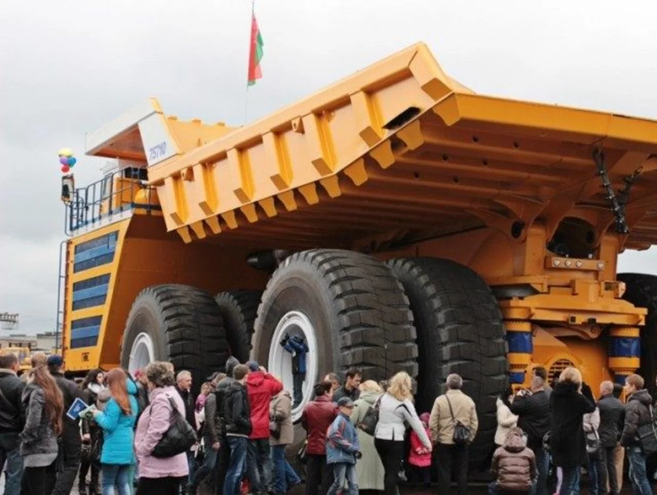 もんち BelAZ 75710 - Wikipedia