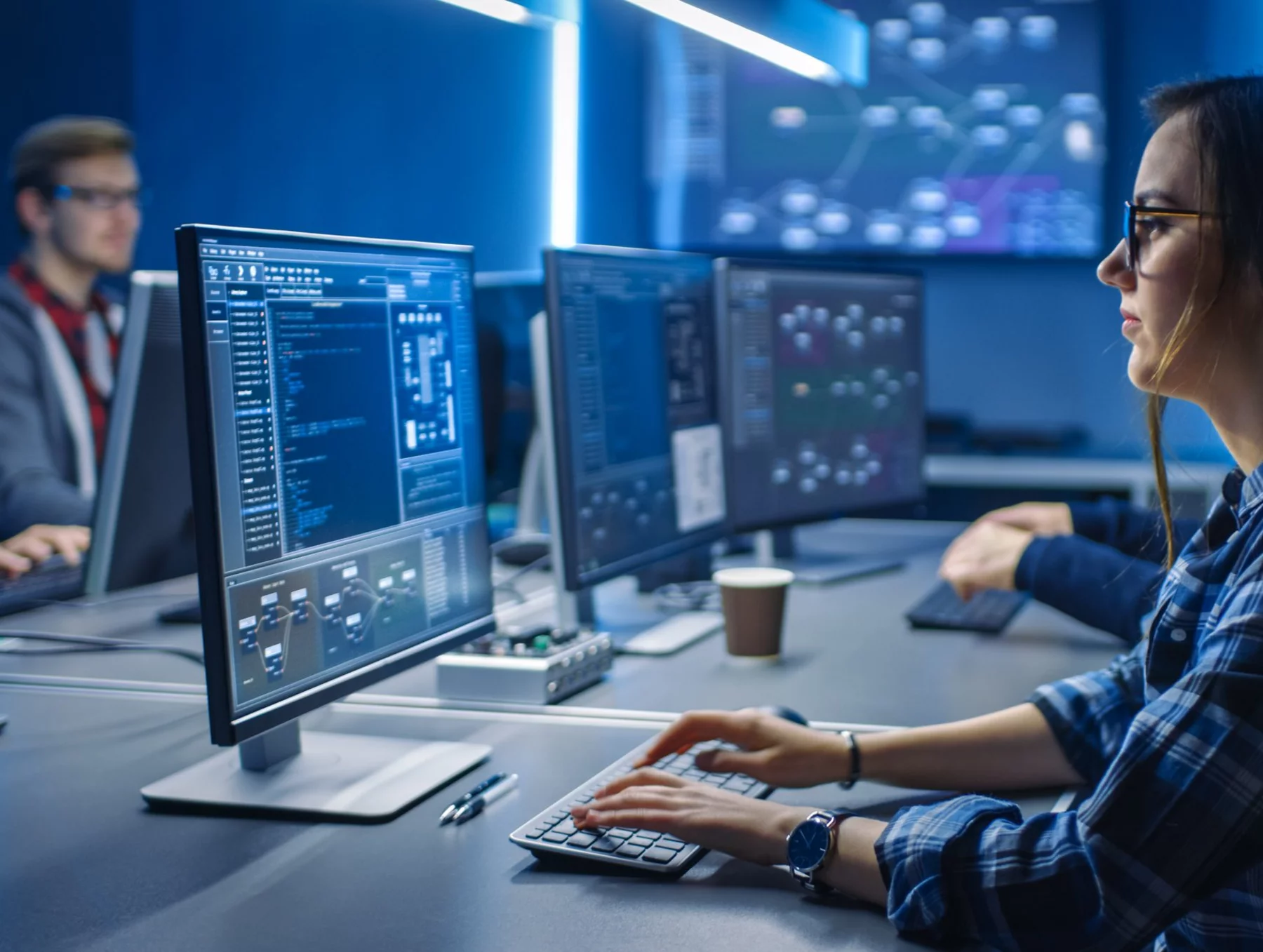 Найти работу в ит. Найти работу в ит. Системный администратор. Программист за компьютером. Программист фото.