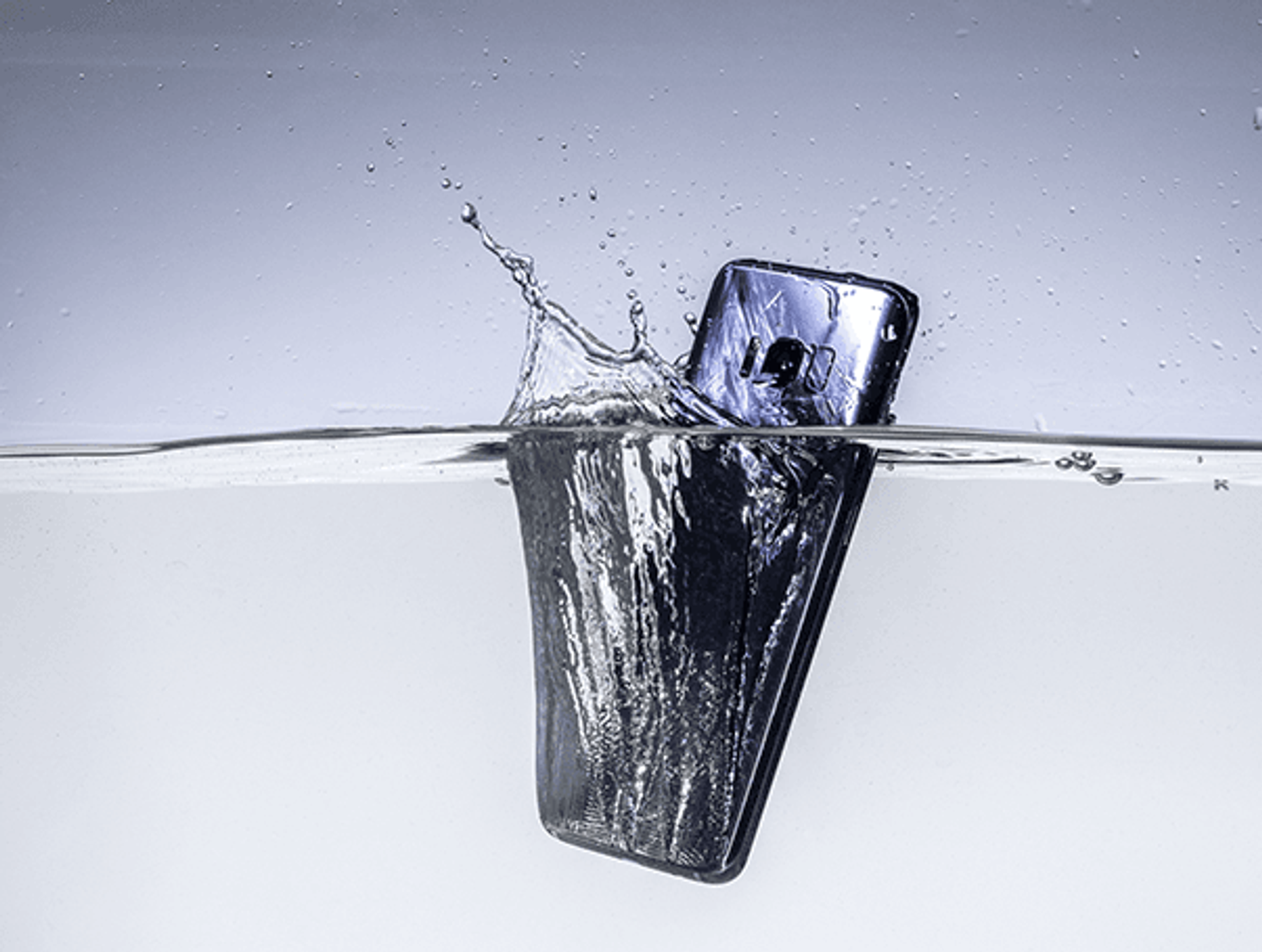 Пролил воду на телефон. Телефон в воде. Ваза Sparkis Drop.