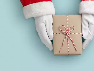 How did Leonardo promote sustainable gifts among employees?