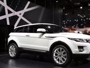 Jaguar Land Rover unveils new windshield display technology