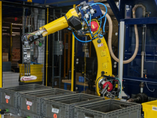 Amazon warehouse robot uses AI to handle millions of items