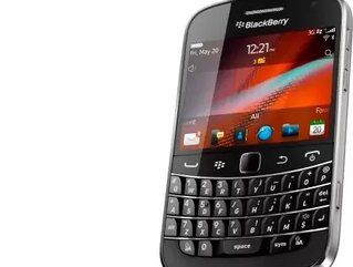 blackberry bold 9900 white vs black