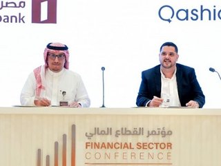 Alinma Bank's Abdullah Khalid Alsalloom (left) and Qashio's Armin Moradi seal the partnership.