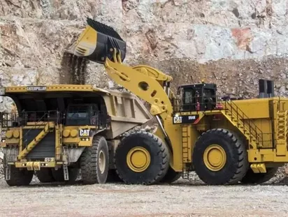 キャタピラー建機　CAT 994K WHEEL LOADER cat-994k-wheel-loader-loads-