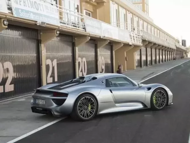 SLIDESHOW] How the Porsche 918 Spyder is made | Manufacturing Digital