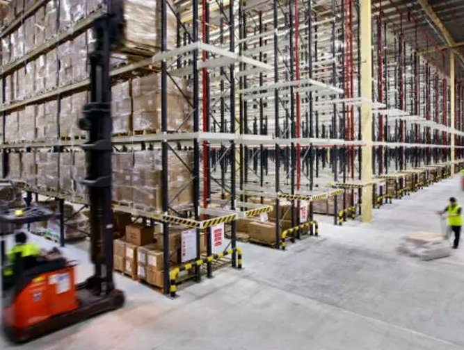 Dexion designs 3.5 million garmentstrong Dubai distribution facility